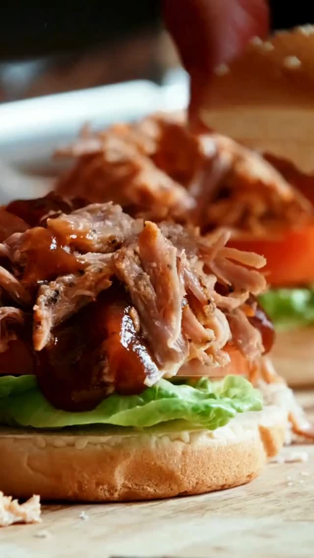 Zu Himmelfahrt ins Waldhotel 🌿
Wir begrüßen euch mit leckeren pulled pork Burgern zum selbst belegen, frischer Bratwurst vom Grill und leckerem Bier frisch vom Fass.
Wir freuen uns auf euren Besuch auf unserer Waldterrasse 🌿
#zuhimmelfahrtinsWaldhotel