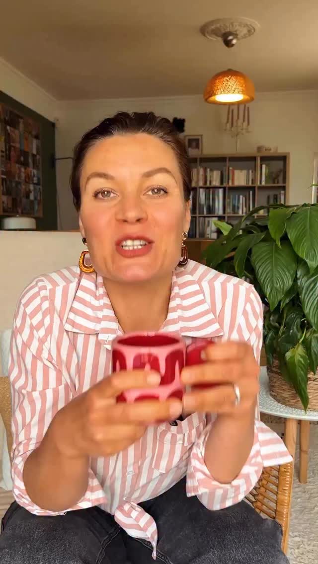 Je crée l’app Santé naturelle que j’aurais rêvé avoir — et je t’embarque avec moi.
Episode 1 😉
Tout est parti d’un constat simple : pourquoi, quand on veut faire plus naturel, tout semble si compliqué ?
Je suis maman de deux enfants, et j’ai voulu remplacer les produits classiques par des solutions naturelles. Mais très vite, je me suis retrouvée paumée.
Trop de conseils,
trop d’options…
une vraie galère.
Alors j’ai franchi le cap et j’ai acheté plein de bouquins, passé des heures sur internet — et au final, ça ne m’a pas vraiment aidée.
Alors, ne trouvant pas l’outil qui m’aurait permis d’agir de façon plus naturelle sur le préventif et les petits maux du quotidien de ma famille, j’ai décidé de le créer.
J’ai décidé de créer une app qui me suggère des remèdes naturels en fonction des profils de ma famille… et des produits naturels que j’ai déjà dans mes placards !
🌈 Commente “Nature” pour rejoindre la liste d’attente et abonne-toi pour suivre l’aventure !