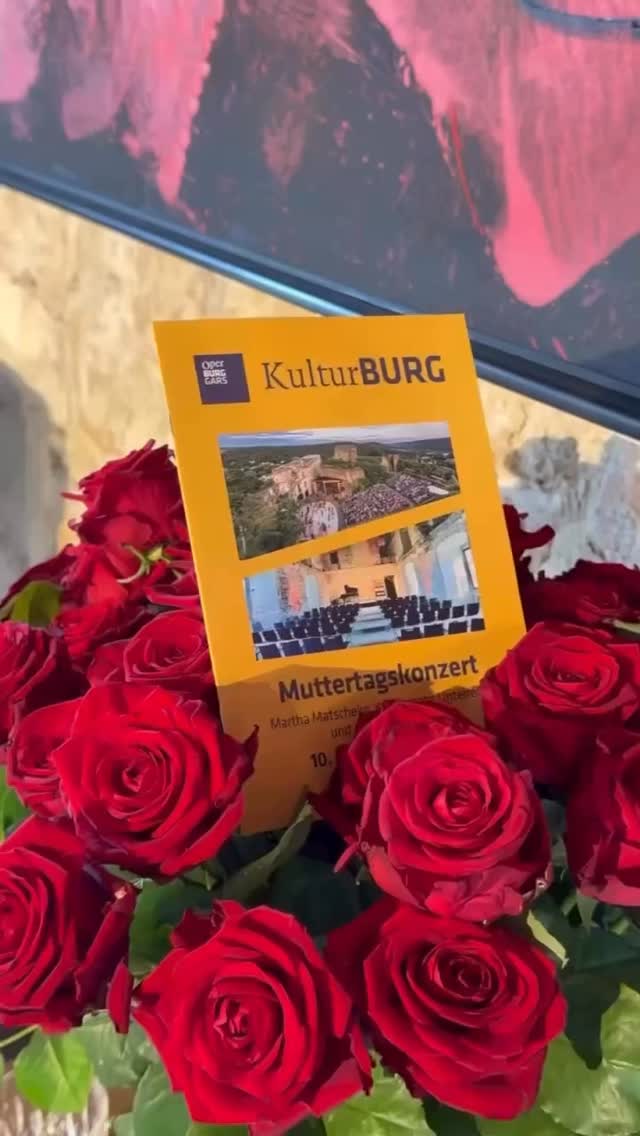 Die heurigen FESTSPIELE haben musikalisch mit dem MUTTERTAGSKONZERT begonnen 🎶 SOLD OUT 🤩 Super Stimmung 😎 Danke @marthamatscheko 🎶 & @andrea.linsbauer 🎹 und dem tollen Publikum 🫶
@operburggars_official @klavierhausfoerstl @yamahapianosofficial @raiffeisen_waldviertel_mitte #ClemensUnterreiner #mothersday #operburggars #kulturburg #news 📸©️OBG |