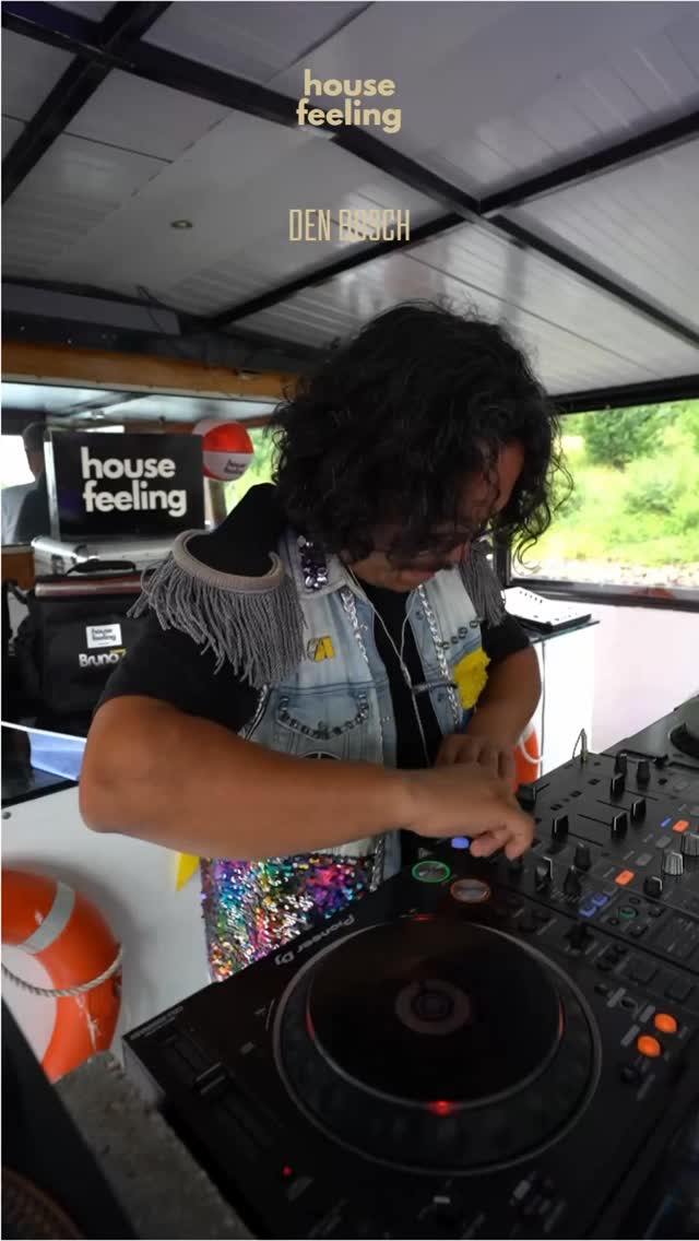 Rechtstreeks van de straten van Colombia naar de dansvloer: Wilson Benjamins, ook bekend als Colombian Connection, brengt een feest naar elke hoek van elke straat. Zijn combinatie van zwoele soul, disco en house zal je voeten in beweging brengen en onze dag op 4 juli knallend openen.
LET THERE BE FUNK
From the streets of Colombia, straight to the dance-floor, Wilson Benjamins a.k.a Colombian Connection brings a party to every corner on every block. His combination of sultry Soul/ Disco and House will move your feet kicking off our day on July 4th
LET THERE BE FUNK
#colombianconnection #discohouse #disco #funkyhouse #ʜᴏᴜsᴇᴍᴜsɪᴄ
