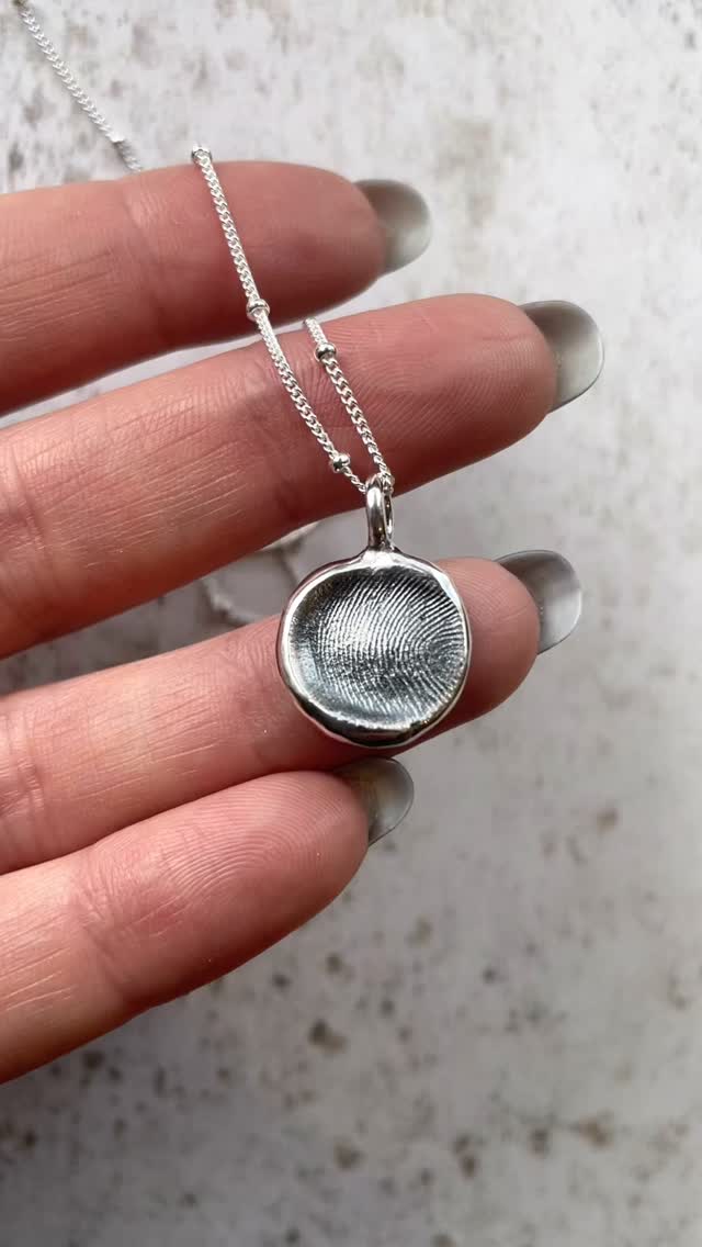 Fingerprint pendants, made from recycled sterling silver & gold - a perfect gift to always hold that someone special close 🥰
#handmadejewellery #fishertonmill #celinacjewellery #smallbusiness #fingerprintjewellery #jewellery #memorialjewellery