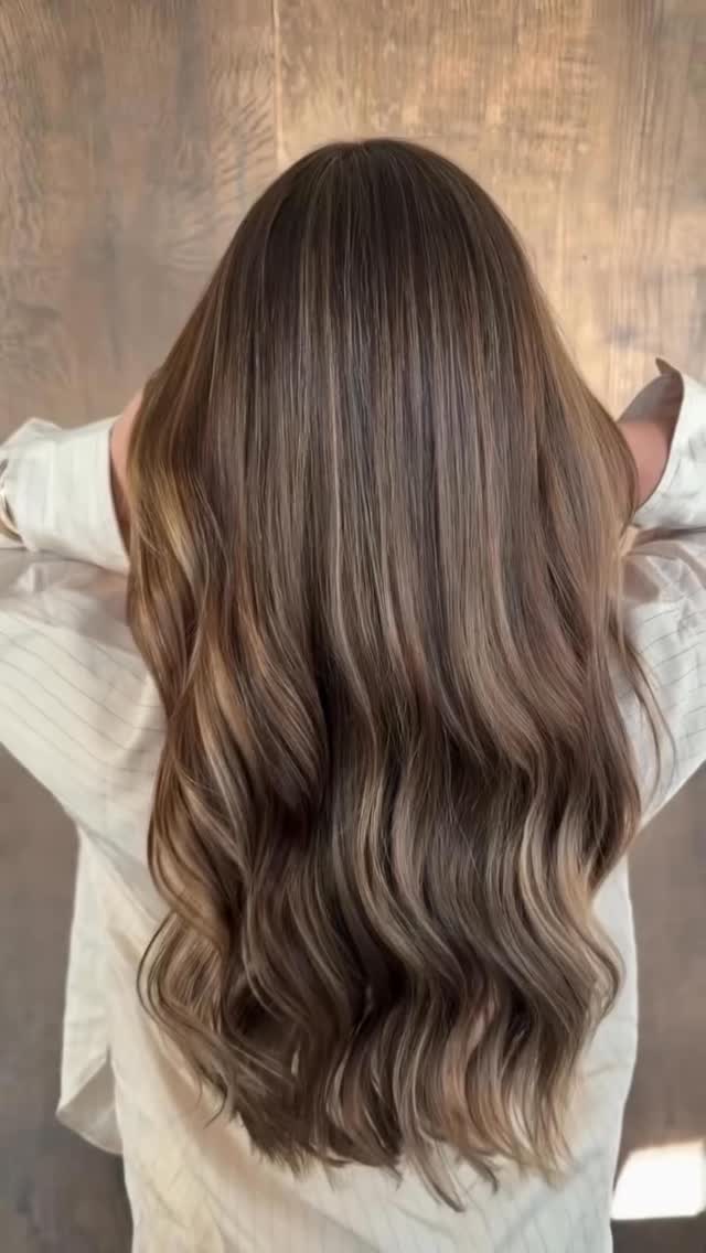 Reflexe, die durchs Haar tanzen ✨
Tiefe, die Dimension sichtbar macht, und ein Leuchten, das pure Eleganz ausstrahlt 🤍
Das ist ein wirklich meisterhaft kreiertes Blond! 👱♀️✨
Danke @haarcouture_jennyabt , dass du dieses wundervolle Ergebnis mit uns geteilt hast 🫶
#Nevitaly #NEVPeople #haircolor