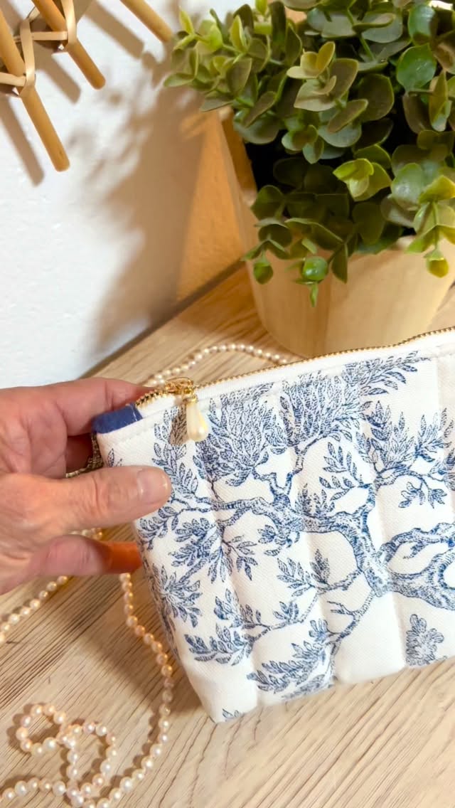Parce qu’en vrai …..
Pour une maman comme la vôtre, un seul cadeau, c’est presque trop peu ! 🫣
Il y a la trousse de toilette pour prendre soin de soi 💕
La pochette d’ordi pour aller au travail 💻
Et le porte clés pour les têtes en l’air 😉
Franchement ! Comment voulez vous choisir !?….
Le mieux, c’est de prendre les 3 non ? 👀
.
.
.
#fêtedesmères #cadeaumaman #faitmainenfrance🇫🇷 #toiledejouy #cadeaupersonnalisé