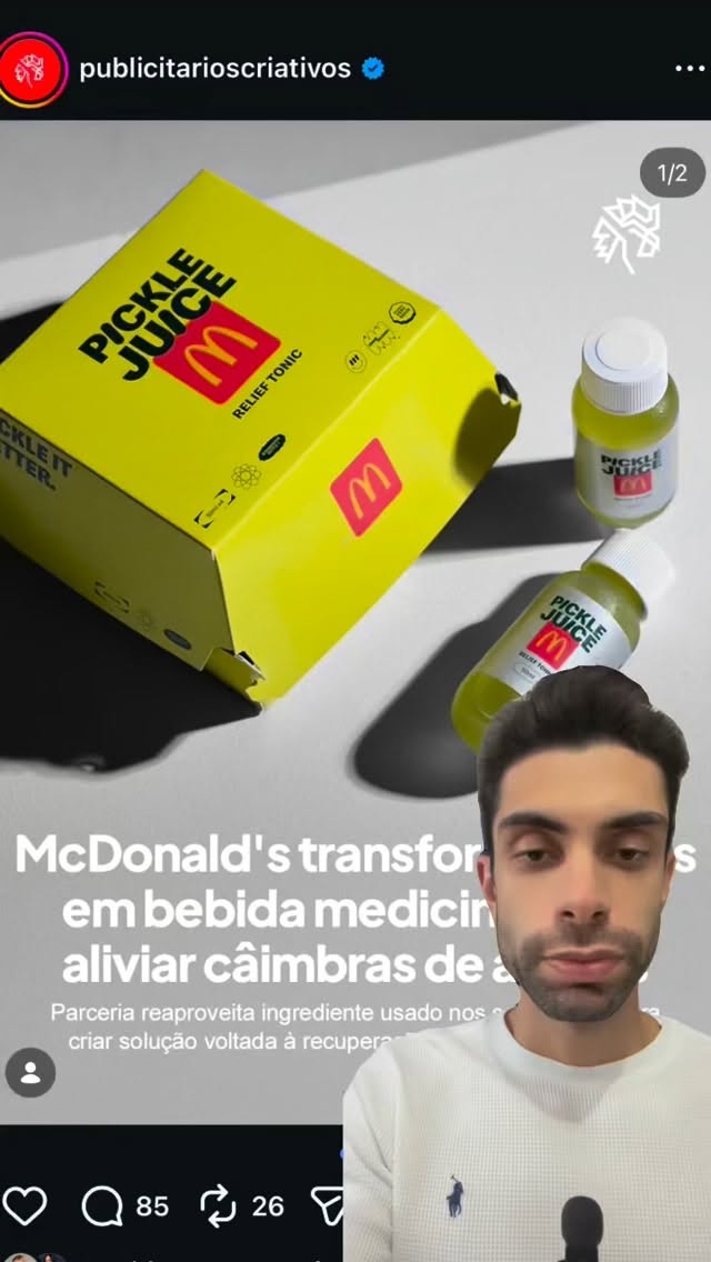 Eu bato muito na tecla que suplementação no endurance vai muito além dos carboidratos. Bom, na Nova Zelândia, o Mcdonalds começou a distribuir suco de picles para jogadores de futebol durante as partidas e para alguns parceiros… e isso retomou uma discussão interessante na nutrição esportiva
Há anos atletas utilizam a salmoura do picles para tentar reduzir cãibras musculares durante provas e treinos, ou outra forma que ao menos aqui no Brasil vejo mais em alta nas midias sociais e provas, que é a mostarda. Ou seja, para a felicidade imensa do mcdonalds porque se tem uma coisa que tem muito lá, é picles e mostarda. E como falo no vídeo acima, o possível mecanismo de ação não é a reposição de sódio.
O possível mecanismo sugerido é que o ácido acético presente na salmoura, ativa os receptores TRP (Transient Receptor Potential) localizados na cavidade oral e esôfago, o que gera uma espécie de “reflexo neurológico” que diminui a excitabilidade de neurônios motores, diminuindo assim a câibra. Mas aqui entra a parte mais importante. Ainda faltam evidências, pois os próprios poucos estudos existentes não suportam esta hipótese.
Logo, precisamos reconhecer que foi uma sacada genial de marketing, mas até então sem o devido respaldo científico para nossas prescrições. Se você quiser, pode me pedir no direct que mando alguns estudos sobre o assunto e tem 2 episódios no Minuto com o Nutri Podcast sobre o tema.
👀E você, prescreveria o suco de picles ou quem sabe, um shot de mostarda do Mcdonalds para o seu paciente?