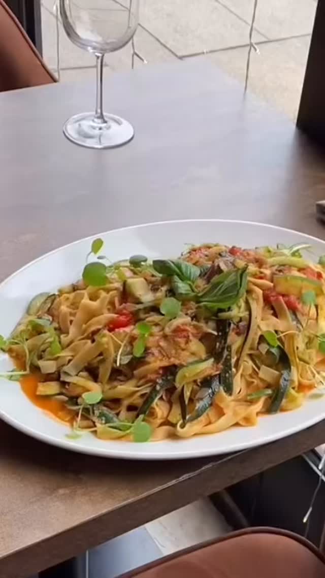 Fresh tagliatelle primavera.
Seasonal vegetables, fresh pasta, and simple Italian flavours done properly.There’s no such thing as too much Parmigiano 😉
Light, vibrant, and made for long lunches at SALT. #maldon #essex #salt #tagliatelle #italianrestaurant