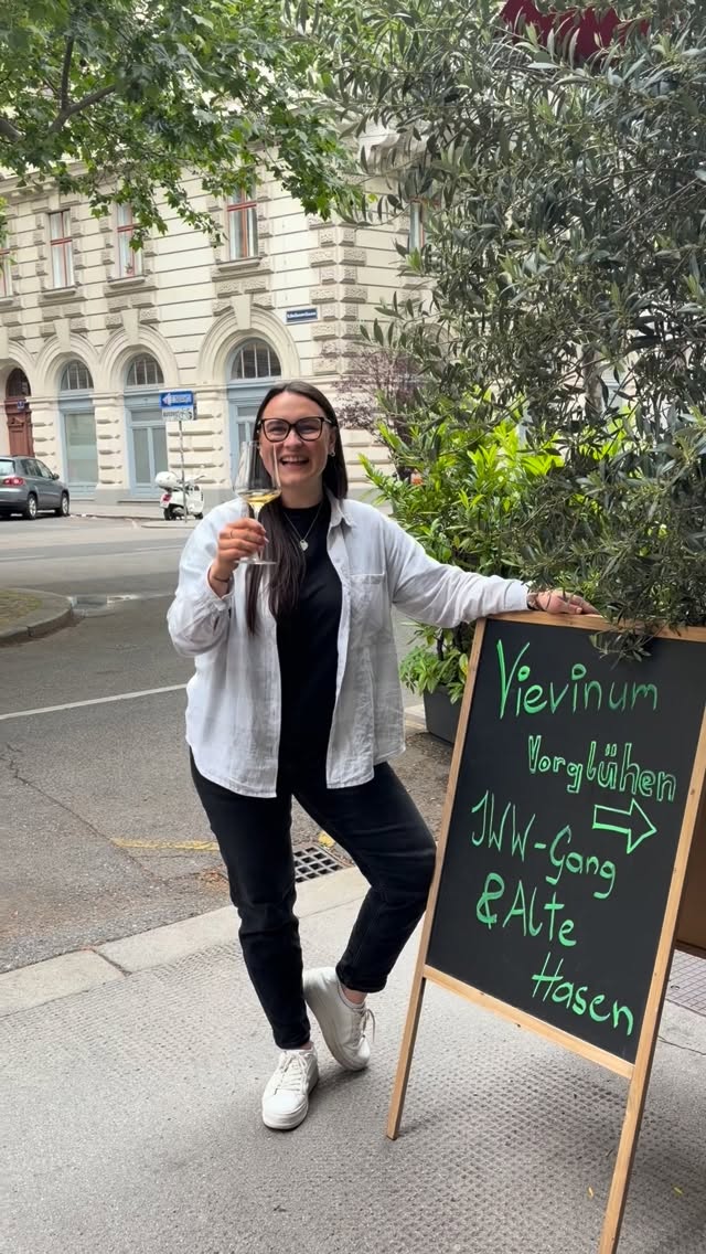 Vievinum Vibes – wir sind READY 🚀🍷
Vorglühen, aber richtig:
Im @paullanderl starten wir ins Wochenende unter dem Motto „junge Wilde & alte Hasen“ 🦁🍾
Feine Tropfen treffen auf richtig gutes Handwerk:
🧀 Käse von @jumiwien – gschmackig, einfach wow 🤩
🥖 Frisches Brot von @krupbauers_backhaus – knusprig, duftend & passt perfekt dazu🧡
Wein, Käse, Brot – mehr braucht’s nicht für den perfekten Start ins VieVinum Wochenende ✨
Let’s gooo 🔥🍷
#vievinum #winelovers #jungewildewinzer #viennaiscalling #goodvibesonly