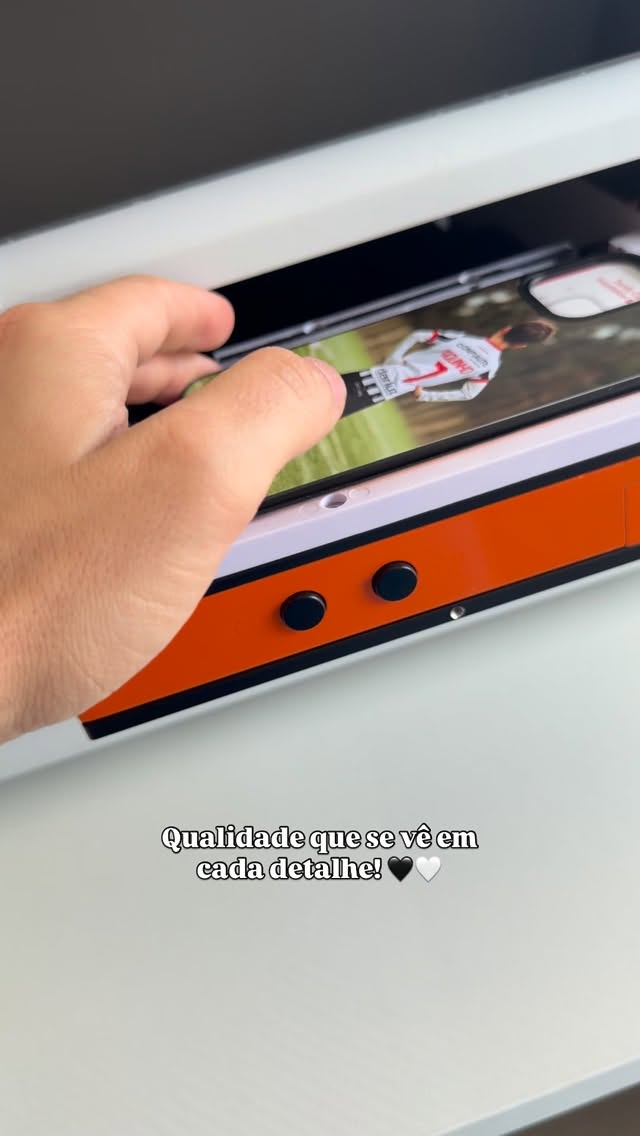 Quando a personalização encontra qualidade, o resultado fala por si.
Uma capa única, produzida com impressão de alta definição e acabamento premium, inspirada na paixão pelo futebol e pelas cores do @varzim_sport_club ⚽️
Na iTech, transformamos momentos em algo que anda sempre contigo. 👌🏻
—
#iTech #mantémteligado #CapasPersonalizadas #VarzimSC #PóvoadeVarzim