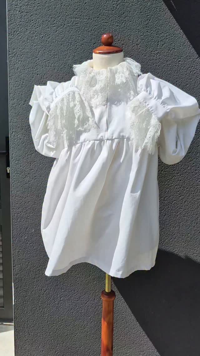 L'Envers du décor
Ce soir, je vous montre une pièce que je vous montre rarement...
Voici une chemise du dessous. Style renaissance, avec rajout de dentelle, pour homme.
Cette chemise servait de sous-vêtements à cette époque. Caché sous le costume, on ne voit que c'est dentelle dépasser.
Appréciez-vous ce genre de vidéo?
#elphidesiderata #maitreartisandart #delphineleblet #costumièrefrance #costumierebretagne
