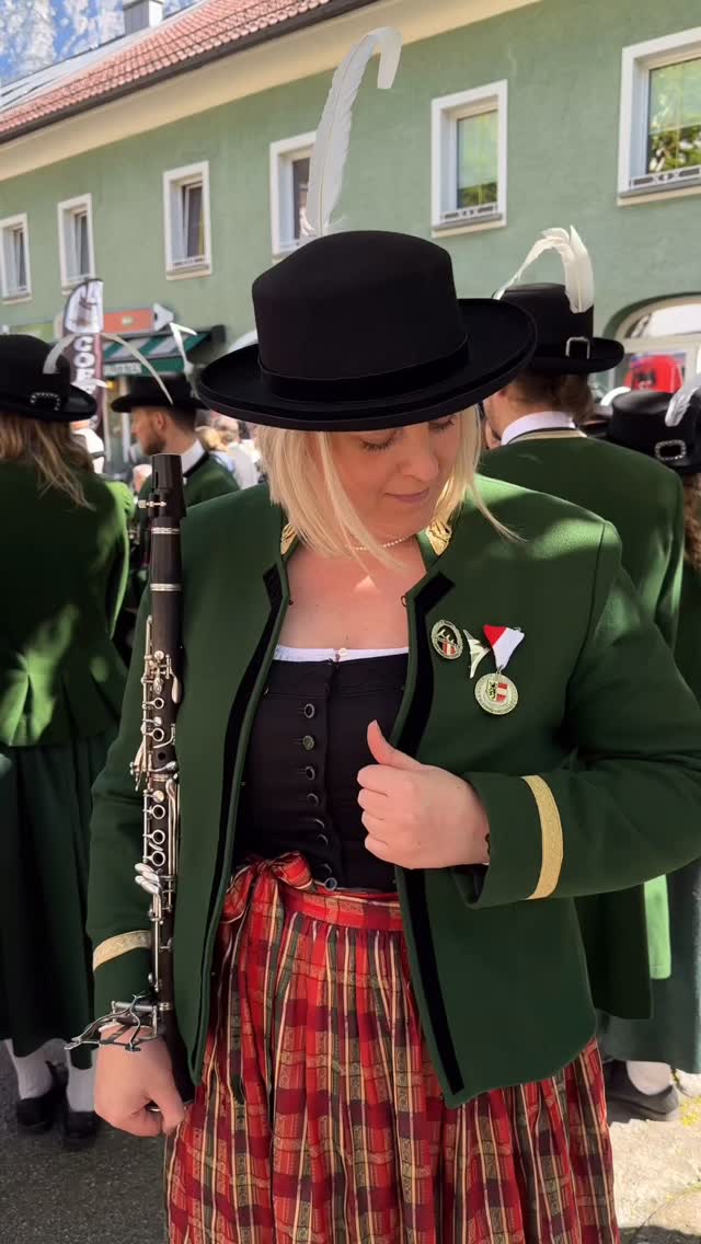DANKE LIEBE MUSI-MAMA’S 🌷
… dass ihr nicht nur zuhause, sondern auch bei der Bauernmusik immer mit Herz dabei seid 💚
… dass ihr zwischen Proben, Auftritten und Alltag trotzdem immer Zeit für die Musik findet 🎶
… dass ihr mit eurem Engagement, eurer Geduld und eurer Freude unsere Gemeinschaft bereichert 🙌🏼
… und dass ihr zeigt, dass Musik einfach verbindet ✨
Heute feiern wir nicht nur unsere Musi-Mama’s, sondern auch alle Mamas unserer Musikant:innen 🥰 Danke, dass ihr uns seit dem ersten Ton begleitet und uns immer unterstützt 🎺🫶🏼
Wir wünschen allen Mamas alles Liebe zum Muttertag 💐