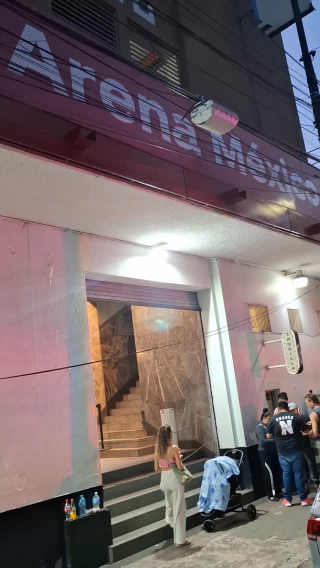 Pensábamos que íbamos a ver lucha libre.
Acabamos en un show entre teatro, circo y pelea de bar.
Gente volando, máscaras increíbles y un público completamente desatado.
No entendimos las reglas.
Pero sí la vibra.
Y eso es lo importante.
Guárdate este plan para cuando vayas a CDMX👈
#luchalibre #cdmx #nakama #viajegrupal