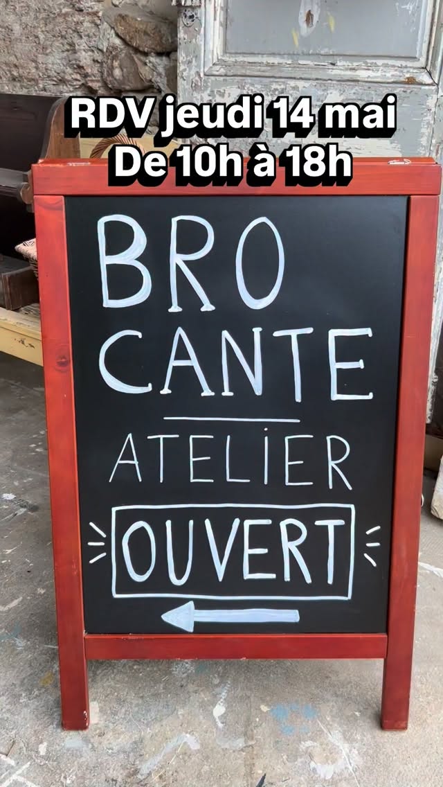 La météo a décidé pour moi… 🌧️
Demain, je n’exposerai finalement pas au vide-grenier de La Roche-Guyon. Trop de pluie annoncée, trop de risques pour les meubles et les trouvailles chinées avec amour.
Alors j’ai tout déplacé, tout installé, tout préparé ici, à la maison 🤎
L’atelier, le showroom… et même quelques pièces de la maison se sont transformées en brocante éphémère pour la journée.
✨ D’âme patine ouvre exceptionnellement ses portes demain de 10h à 18h
Entrée libre.
Il y aura des meubles, des objets anciens, du linge, des petites trouvailles, des nouveautés… et probablement un peu de fatigue aussi après ce changement de programme de dernière minute mais beaucoup de joie 😅
📍Parking à l’entrée de la rue, au croisement avec la rue aux Vaches, à côté du casse-bouteille.
Merci de ne pas stationner dans la cour 🙏
💳 Paiement CB ou espèces
J’espère vraiment vous voir nombreux demain…
et que cette journée improvisée me consolera un peu de cette annulation que j’attendais pourtant avec impatience 🤍
À demain ? ✨
#Videgrenier #brocantenormandie #meubleancien