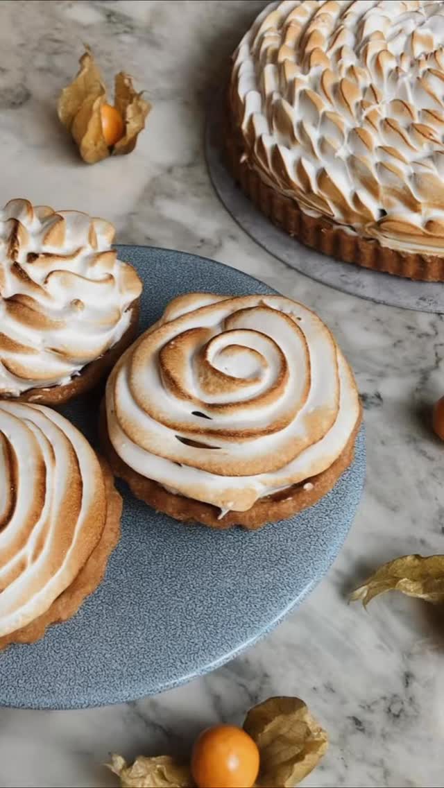 🍰 Happy Phyllie
Manche Kuchen machen einfach glücklich – ohne viele Worte.
Happy Phyllie gehört genau dazu:
cremig, vollmundig und mit dieser besonderen Tiefe, die jeden Bissen zu einem kleinen Genussmoment macht.
Ein Kuchen, der nicht laut sein muss, um zu überzeugen – sondern einfach da ist und begeistert.
Ein Stück nehmen, zurücklehnen, genießen. ✨
#HappyPhyllie #PrincessCheesecake #CheesecakeLove #Soulfood #BerlinEats