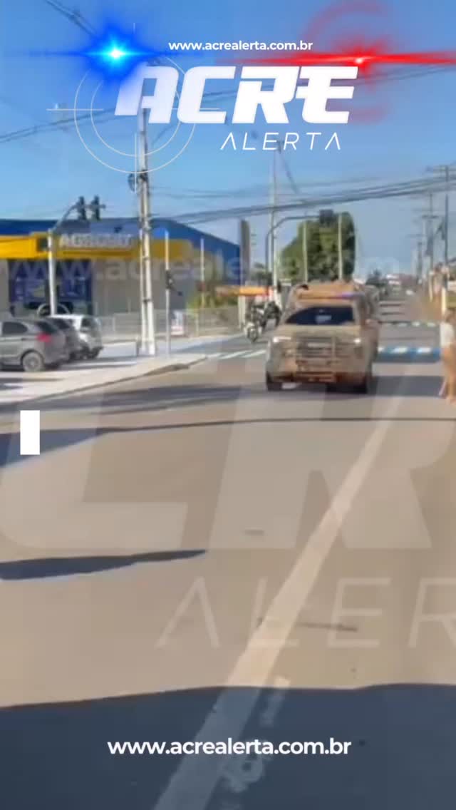 Uma operação do Grupo Especial de Operações em Fronteira (Gefron), com apoio de uma guarnição do Giro do 8º Batalhão de Sena Madureira e do Patrulhamento Rural do 1º BPM, resultou na apreensão de mais de 102 quilos de drogas análogas a skank, na noite da última quinta-feira (14), na zona rural entre Rio Branco e Sena Madureira.
Segundo as autoridades, o Gefron já realizava patrulhamento na região desde a quarta-feira (13), com foco em combater o tráfico de drogas nos ramais usados como rotas por criminosos.
Durante a abordagem, quatro suspeitos foram presos, incluindo um adolescente de 16 anos. O grupo transportava quatro sacos da droga em quatro motocicletas.
Um quinto suspeito conseguiu fugir e entrou em uma área de mata, não sendo localizado. Os demais detidos têm 20, 30 e 43 anos.
Ao todo, foram apreendidos 105 tijolos do entorpecente, além das quatro motocicletas utilizadas no transporte.
Os envolvidos foram encaminhados para a Delegacia Central de Flagrantes (Defla), junto com a droga e os veículos apreendidos. O caso seguirá sob investigação da Polícia Civil, que busca identificar a origem e os responsáveis pelo carregamento.
📌 matéria completa no site www.acrealerta.com.br�
#Gefron #SenaMadureira #RioBranco #PoliciaMilitar #Acre SegurançaPublica CombateAoTráfico Defla PoliciaCivil Giro PatrulhamentoRural Apreensão Droga Skank AcreAlerta NoticiaPolicial Fronteira