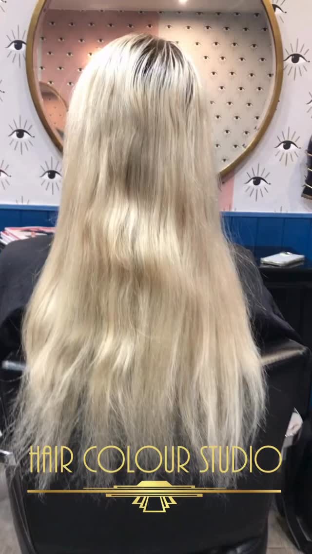 After years of bleaching this lovely client was ready to go for a more natural ash blond look. We moved the full bleach to highlights interweaving low lights to break it up… making the regrowth much easier.
#hairsalonlondon #naturallookinghair #colourtransformation #babylightshair #ukhairsalon