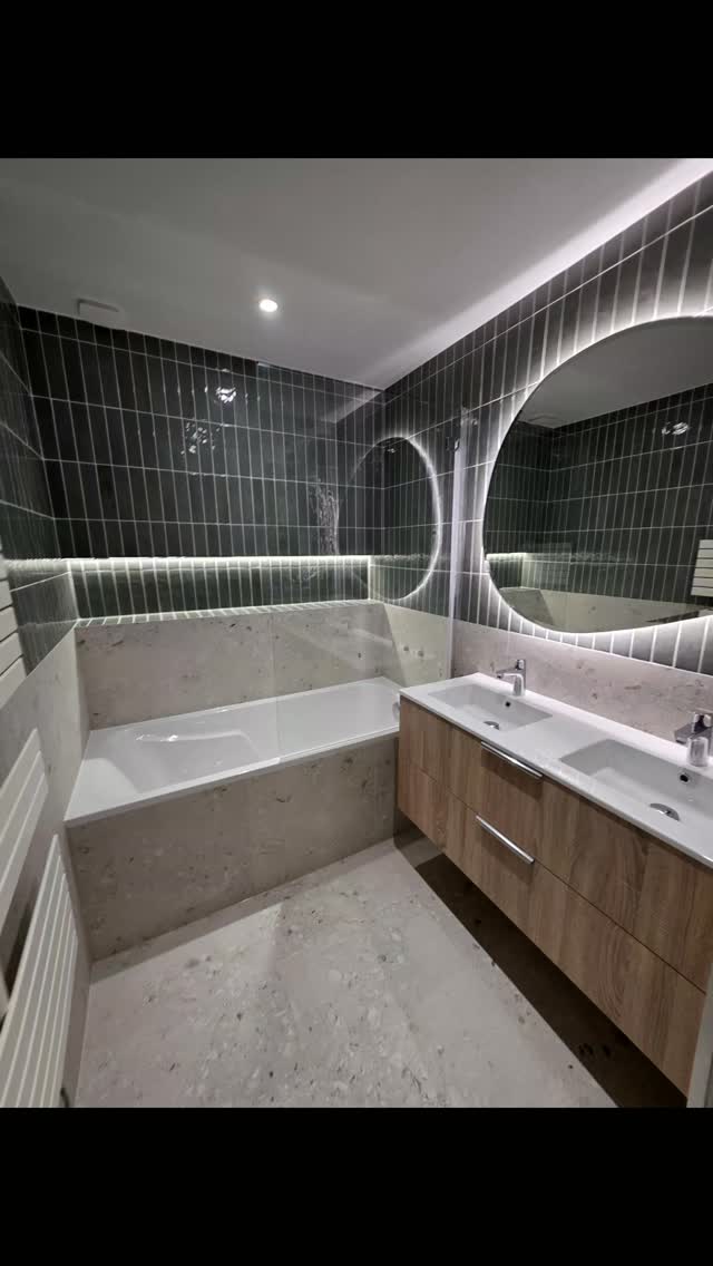 Transformation complète d’une salle de bain contemporaine
Terrazzo minéral • faïence texturée • niche LED intégrée • double vasque.
Un projet pensé dans les moindres détails par BT RÉNOVATION.
Essonne (91)
Rénovation maison • appartement • salle de bain