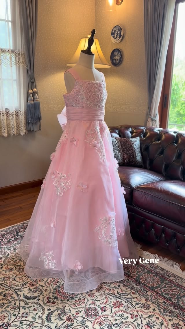 ふわふわビーズに、お花のアップリケ、背中のふわふわリボン🎀女の子の好きを全て盛り込みました👗👍
#verygene #ベリージェネ #オーダーメイドドレス #ジェネ娘 #お好きなカラーでお仕立てします👗