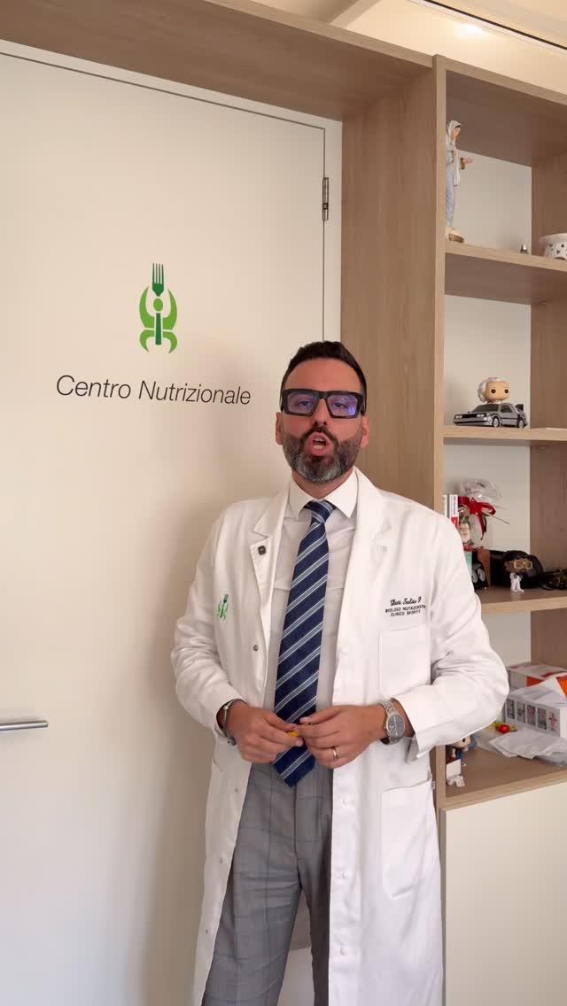 Gli agonisti GLP-1 sono oggi sempre più utilizzati, non solo nel trattamento del diabete, ma anche nei percorsi di dimagrimento.
Un approccio che rischia di spostare l’attenzione dalla nutrizione alla sola terapia farmacologica.
📹In questo reel approfondiamo:�• i possibili effetti collaterali, come la perdita di massa muscolare;�• il ruolo fondamentale dell’alimentazione nel preservare salute e benessere nel lungo termine.
L’educazione alimentare resta la base di ogni percorso di benessere e longevità.
#solitonutrizione #glp1 #nutrizione #alimentazione