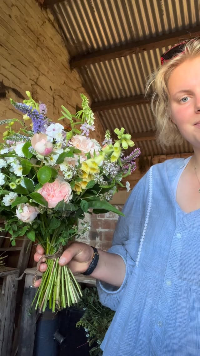We have all this to come š„°
It feels like we are at the cusp of the silly season!
So many stunning wedding and events to come, late nights making bouquets and long days at the flower field, summer is chaos, but so rewarding!