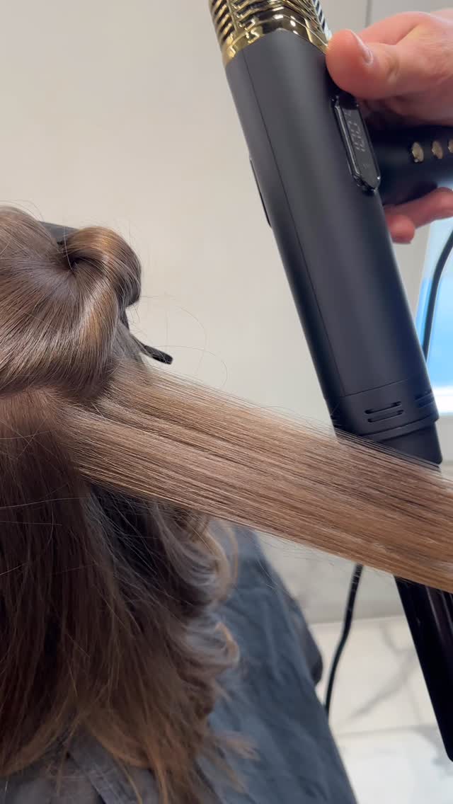Easy Locken in Minuten ✨
Der neuer SwissLiss Föhn zaubert superschnell perfekte Wellen – ganz einfach auch für dich zuhause. Jetzt bei uns erhältlich 💨#blackandwhitehairstyling#swisslissfoehn#swissliss#locken