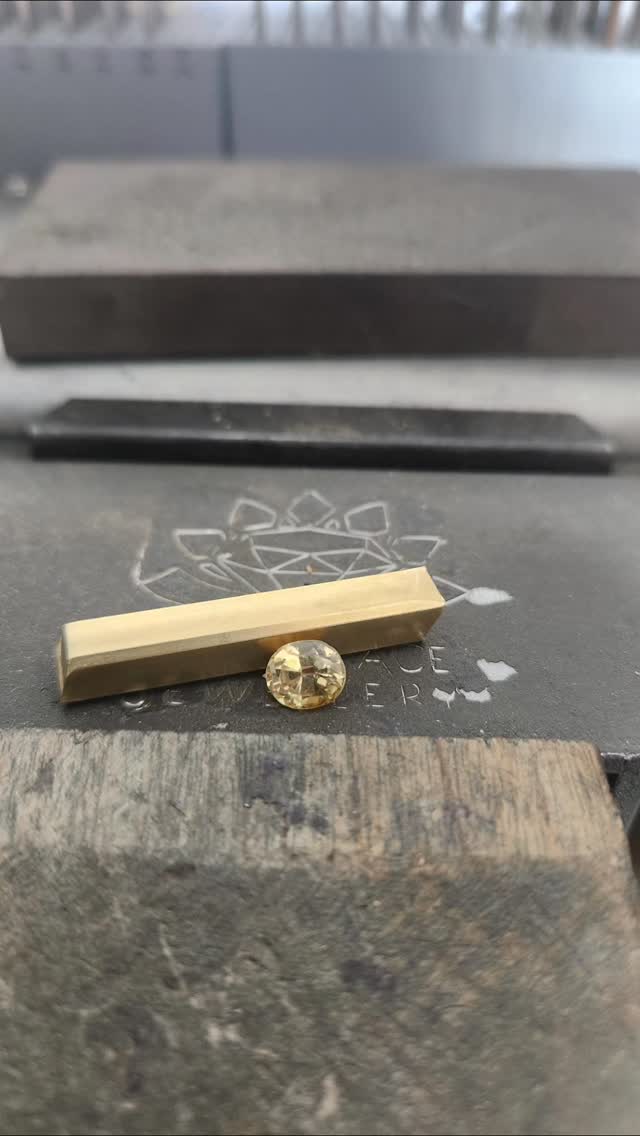 Repurposing a yellow sapphire into a beautiful handfabricated and hand engraved artwork. Made to see the sapphire from all angles, the yellow gold and the polished facets from the hand engraving really bring this piece to lifeβ¨οΈβ¨οΈπΏπ
If you'd like to bring your own piece to life, contact me now to start the fun process!
#alexandragasparinijewellery #engravedring #yellowsapphirering #solitairering #sapphirering