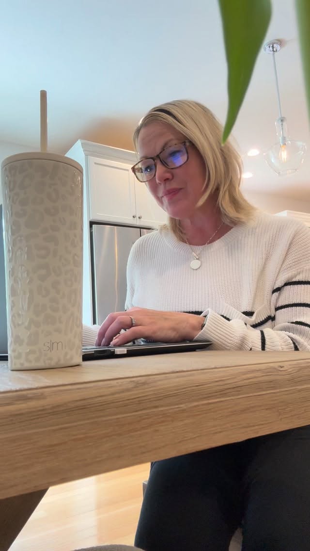 If you’re a busy midlife woman feeling frustrated because your old routines stopped working…
Try this instead 👇
✔️ Short strength workouts
✔️ More walking
✔️ Protein-forward meals
✔️ Consistency over extremes
This is what helped me feel strong, lean, energized, and healthy again in my 50s.
After years of confusion and not knowing where to turn for advice. I have a sustainable plan that I follow and coach other women how to do the same.
Follow me for realistic midlife fitness & nutrition programs that you can fit in your real life.#nutritioncoach #fitover50 #midlifewellness #onlineworkouts #erinzellhealthandwellness