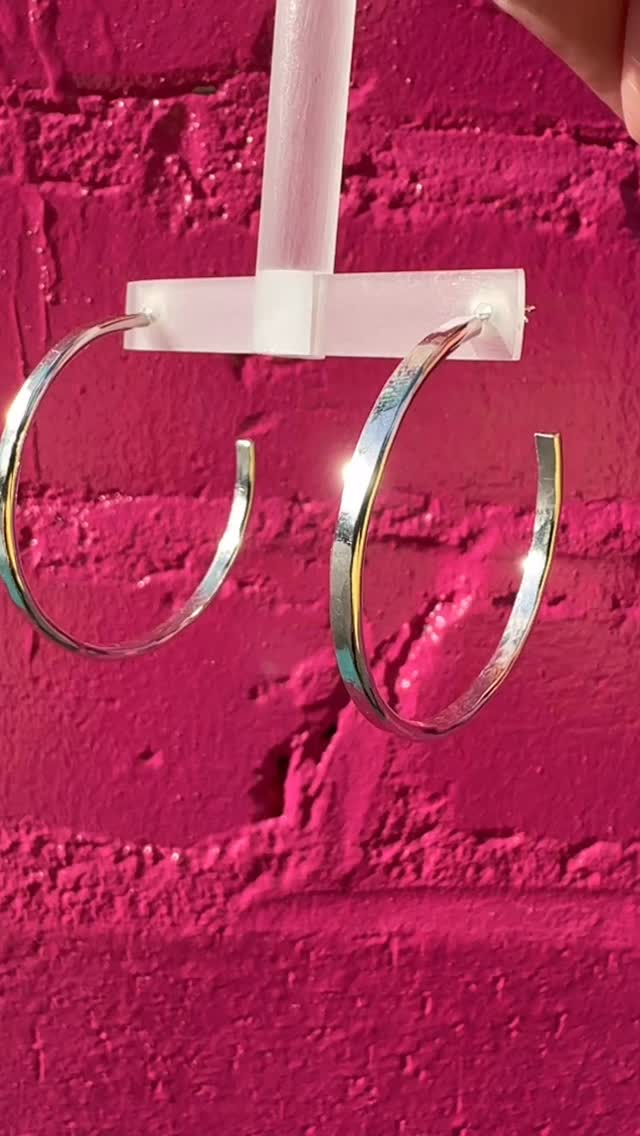 New silver sparkly textured hoop earrings π I have added these to my display in @frannyandfiler in Chorlton π
#hoopearrings #handmade #silverhoops #silverearrings #abbyfilerjewellery