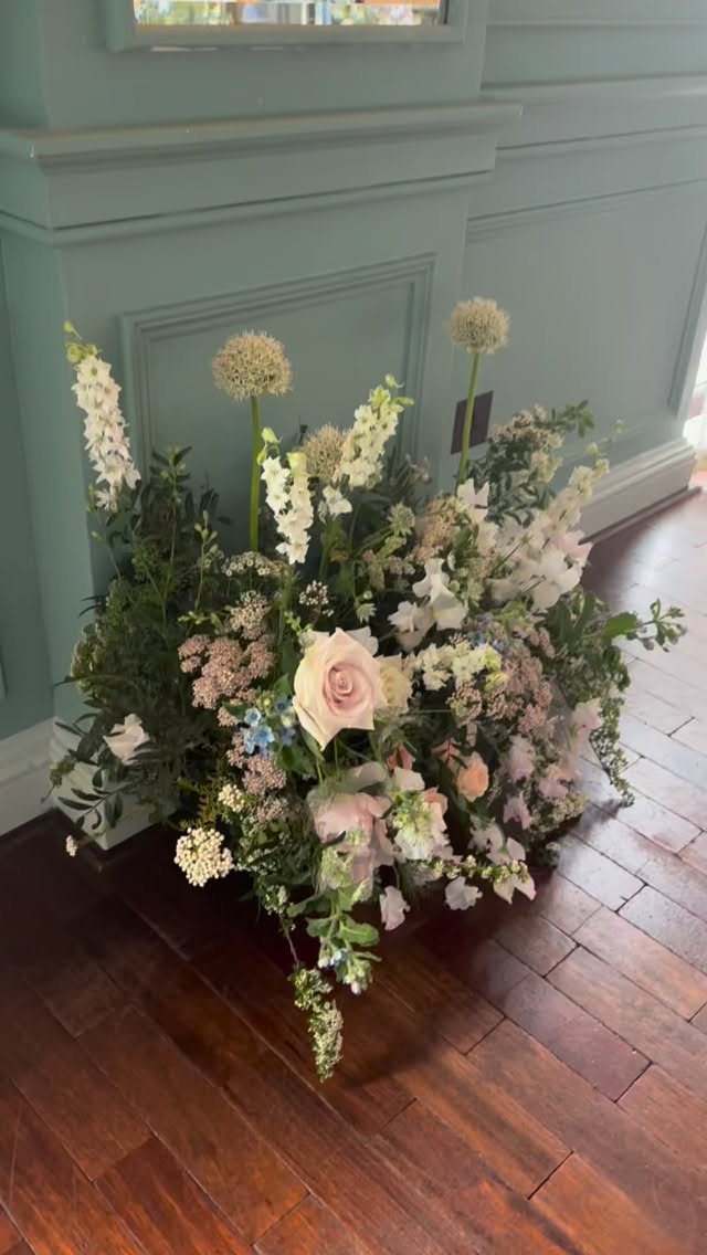 Are you dreaming of wedding flowers that feel romantic, whimsical, and effortlessly natural — nothing too structured, overly polished, or artificial-looking?
I love creating floral designs inspired by the seasons and the beauty of an English garden. Flowers with movement, texture, softness, and that just-picked-from-the-garden feeling are always at the heart of my work.
My diary for 2026 (limited dates left) & 2027 is open and I’d love to hear from you if this is the style you are dreaming of for your special day.
I’m also currently working on two wedding flower packages designed to make the process feel simpler and more seamless for couples, so keep an eye out — they’ll be launching very soon ✨
