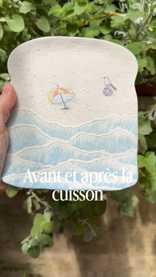 Avant cuisson ➡️ après cuisson ✨
Les petits détails prennent vie au four… regardez la finesse de la mouette et du parasol 🌊⛱️ chaque trait devient plus net, plus lumineux, plus vivant.
Bravo Dominique 👏👏