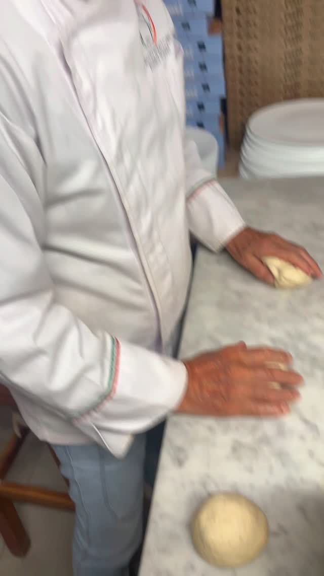🍕 “Fare la pizza per me è il lavoro più bello del mondo.
Ogni giorno accendo il forno con la stessa emozione di tanti anni fa, perché una pizza fatta bene non è solo cibo… è amore, passione e rispetto per le persone che si siedono alla mia tavola.”
— Evandro Taddei ❤️🔥
Da una vita metto le mani nell’impasto, cerco la cottura perfetta e provo a regalare un momento di felicità a chi sceglie la mia pizza.
Ed è proprio questo il bello: vedere un cliente sorridere dopo il primo morso.
Vi aspetto alla Pizzeria La Ruota di Evandro 🍕
#PizzeriaLaRuotaDiEvandro #EvandroTaddei #PizzaFornoALegna #Martinsicuro #PizzaConPassione
