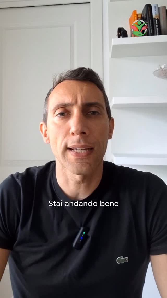 Quante volte ti sei ritrovata in questa dinamica?
Inizi un percorso nutrizionale con tutta la buona volontà del mondo. Sei motivata, precisa, rispetti ogni singola regola. Eppure, appena fai una piccolissima deviazione dal piano, scatta qualcosa nella tua testa. 🧠
Siamo abituati a chiamarla “mancanza di forza di volontà”, ma sai cos’è in realtà? Autosabotaggio.
Quando basi la tua alimentazione sull’idea del “tutto o niente” (o sono perfetta, o faccio un disastro), stai creando una trappola perfetta per la tua mente. Il tuo cervello non riesce a sostenere l’ansia di un controllo estremo per troppo tempo, così, al primo momento di stress o di stanchezza, usa quel “biscotto di troppo” come scusa per farti crollare. 😖
Ti convinci di aver fallito, e quel senso di colpa ti porta a mangiare fino a stare male. Non per fame, ma per punirti, ma voglio dirti una cosa fondamentale: un singolo pasto diverso dal solito non rovina settimane di percorso.
Hai bisogno di più gentilezza verso te stessa. 💚
#matteopace #biologonutrizionista #faipaceconilcibo #percorsoalimentare #autosabotaggio