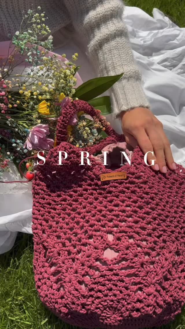 Soft texture, slow made. Zoe Bag feels like spring in your hands — light, effortless, quietly striking.💫
Carry it from morning coffee to golden hour plans without thinking twice.
.
.
.
.
#HandmadeStyle #SpringBag #EffortlessChic #ArtisanMade