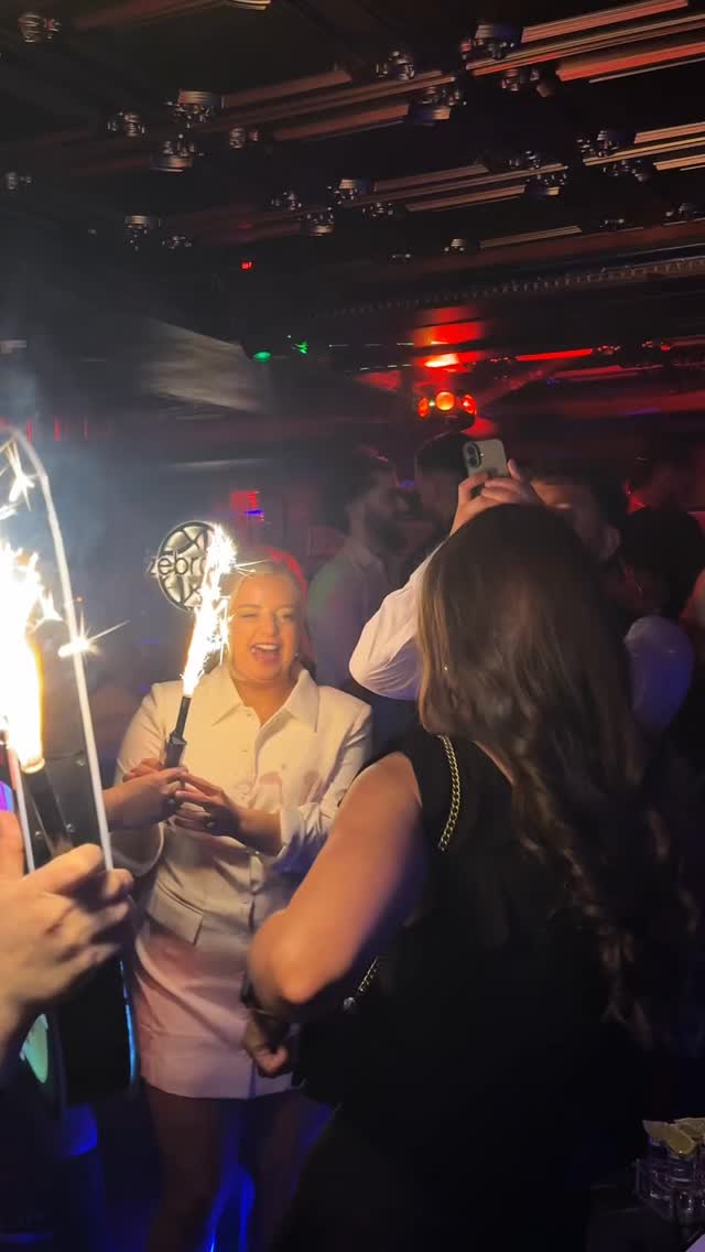 Soho after dark >>> ✨
Cocktails, DJs & the kind of Friday night people talk about all week.
📍18 Greek Street #zebranosoho #sohonights #londonnightlife #sohonightlife #clubslondon