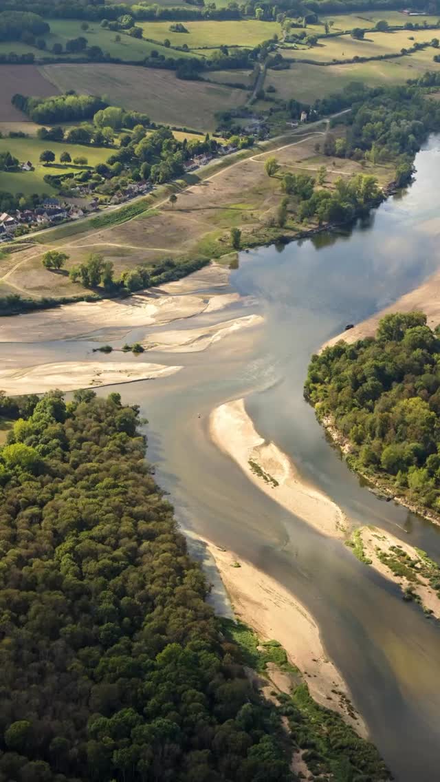 Là où deux fleuves sauvages ne font plus qu’un.
Au Bec d’Allier, la Loire et l’Allier se retrouvent dans un silence presque sacré. Deux caractères, deux courants, une seule immensité.
Les bancs de sable se dessinent, les oiseaux rares s’y posent, et le temps, lui, s’efface.
Ce coin de nature préservée ne se raconte pas vraiment ; il se vit, depuis l’eau, au fil du courant.
Un sanctuaire à découvrir en bateau, doucement, comme il se doit.
www.loireenvie.fr
📷 A. Doire / BFC Tourisme - Nièvre Tourisme x FMR - K. LAuret / canoë & Bivouac - Cuffy P. AVenet / CRT Centre Val de Loire