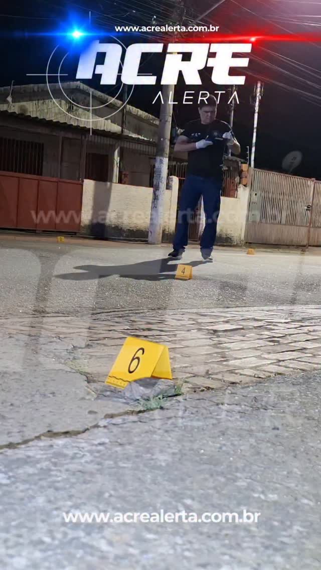 Na madrugada deste domingo (10), Emerson Iásson Lima da Silva, de 40 anos, foi baleado após uma discussão com um policial penal em um bar próximo a um posto de combustível. Segundo o relato testemunhas, ele teria tentado atacar o agente com uma faca, momento em que o policial efetuou cinco disparos, atingindo Emerson na mandíbula, com saída pelo pescoço.
A vítima ainda tentou correr, mas caiu próximo ao posto. O Samu realizou o atendimento e encaminhou Emerson ao Pronto-Socorro de Rio Branco. A perícia encontrou 5 cápsulas de pistola calibre .40, e o caso será investigado pela Polícia Civil.
📌 matéria completa no site www.acrealerta.com.br�
#RioBranco #Acre #PolicialPenal #Samu #PoliciaCivil OcorrenciaPolicial AcreAlerta DHPP NoticiaUrgente