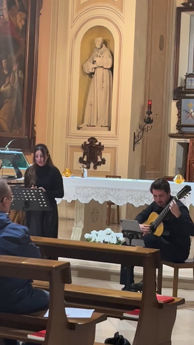 25.04 • Imola
Secondo appuntamento della stagione primaverile nella Chiesa dei Frati Cappuccini. 🌱
Abbiamo avuto il piacere di ospitare il duo soprano-chitarra formato da Elene Sanadze (Georgia–Italia) e dal chitarrista Giovanni Noventa. Un concerto elegante e intenso, accolto con grande entusiasmo dal pubblico, culminato in un vocalizzo finale eseguito come bis che ha lasciato la sala in un’atmosfera sospesa e profondamente emozionata.
Al centro della serata è tornato anche il giovane pianista Timofei Lifshits, già ospite del festival e recentemente vincitore del secondo premio al Concorso Internazionale “Domenico Scarlatti” @scarlattipianocompetition di Trapani.
Ha interpretato il celebre Valzer in do diesis minore di Chopin e, dopo le calorose ovazioni del pubblico, la Sonata “Aria” di Scarlatti come bis.
Grazie al pubblico di Imola e agli ospiti arrivati da Bologna per l’energia, l’ascolto e il sostegno ai nostri concerti.
#galamusicfestival #imola #musicaclassica