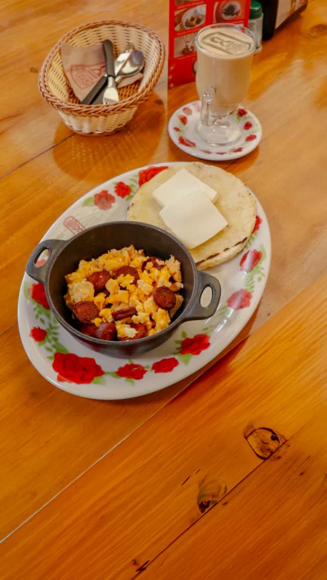 No hay mejor manera de empezar la semana que con un buen desayuno. 😌
Un calderito Chorihuevo con chorizo del mercado, arepita con quesito y cafecito 100% colombiano… eso sí es comida típica pa’ arrancar con toda. 🍳
👉 Etiquetá al que necesita este desayuno hoy mismo 😏y compartilo con tu combo pa’ empezar la semana como se debe.