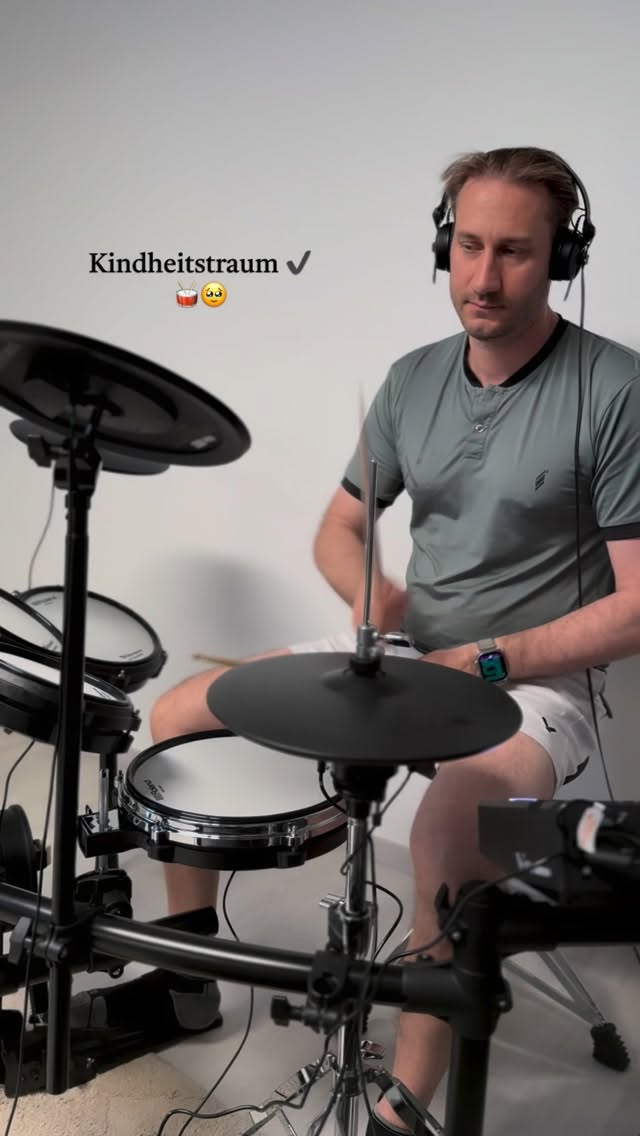 Mein Kindheitstraum ist endlich wahr geworden. 🥁
Mit 44 noch ein neues Instrument zu lernen, macht nicht nur Spaß, sondern ist auch ein großartiges Training für das Gehirn.
Rhythmus, Koordination, Konzentration und Geduld fordern den Kopf auf ganz neue Weise.
Longevity bedeutet nicht nur gesunde Ernährung und Bewegung, sondern auch, neugierig zu bleiben und dem Gehirn immer wieder neue Reize zu schenken.
Es ist nie zu spät, etwas Neues zu beginnen. Genau das hält uns mental fit. 🧠✨
#longevity #mentalefitness #drums #kindheitstraum #freude