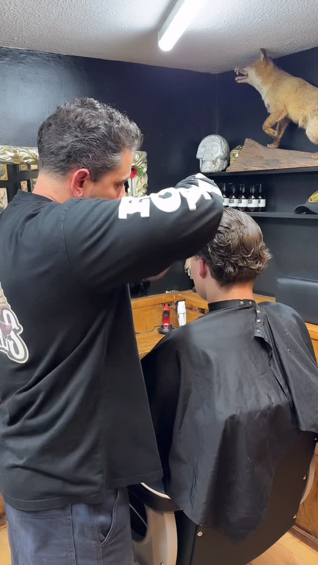 Fresh end-of-week trim for the waves.
Keeping it clean, sharp, and flowing into the weekend.
Thiago’s got a couple of appointments available tomorrow (Saturday), book quick before they’re gone via the tab in our bio.
Barber - @thiagodalcin
#royalsbarbershop #barbershoproyals