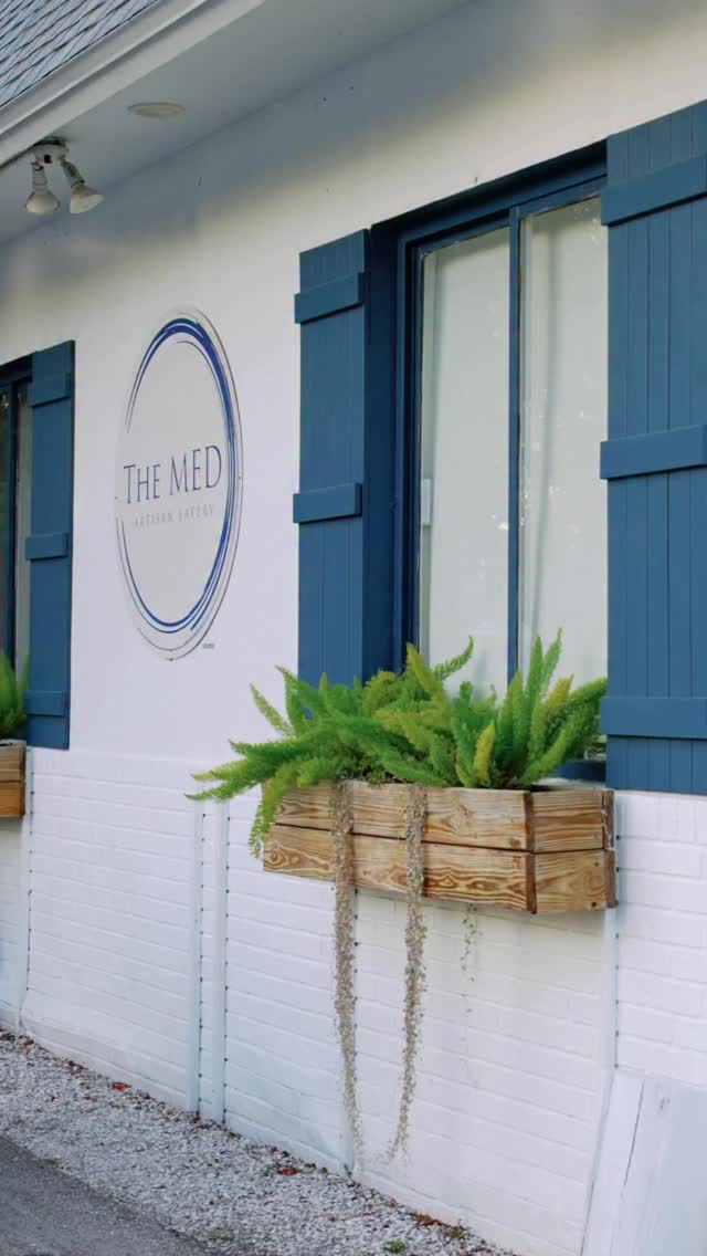 Where Mediterranean flavors meet unforgettable nights ✨🍷
From handcrafted cocktails and fresh coastal dishes to the warm ambiance that makes every dinner feel special, The MED Artisan Eatery is more than a restaurant… it’s an experience. 🌊🍽️ @themednaples
Gather your favorite people and enjoy an evening full of flavor, conversation, and beautiful moments in the heart of Naples.
🎥 @serrotxmedia