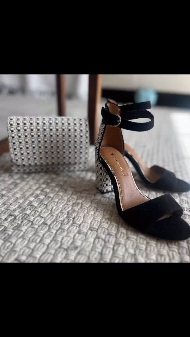 Platta skor eller klackar till kvällens cocktailparty🍸🍸🍸🍸🍸🍸🍸🤔
@privateshopperstockholm
@tamaris_official
#flatshoes #highhillshoes #cocktailparty #partyoutfit