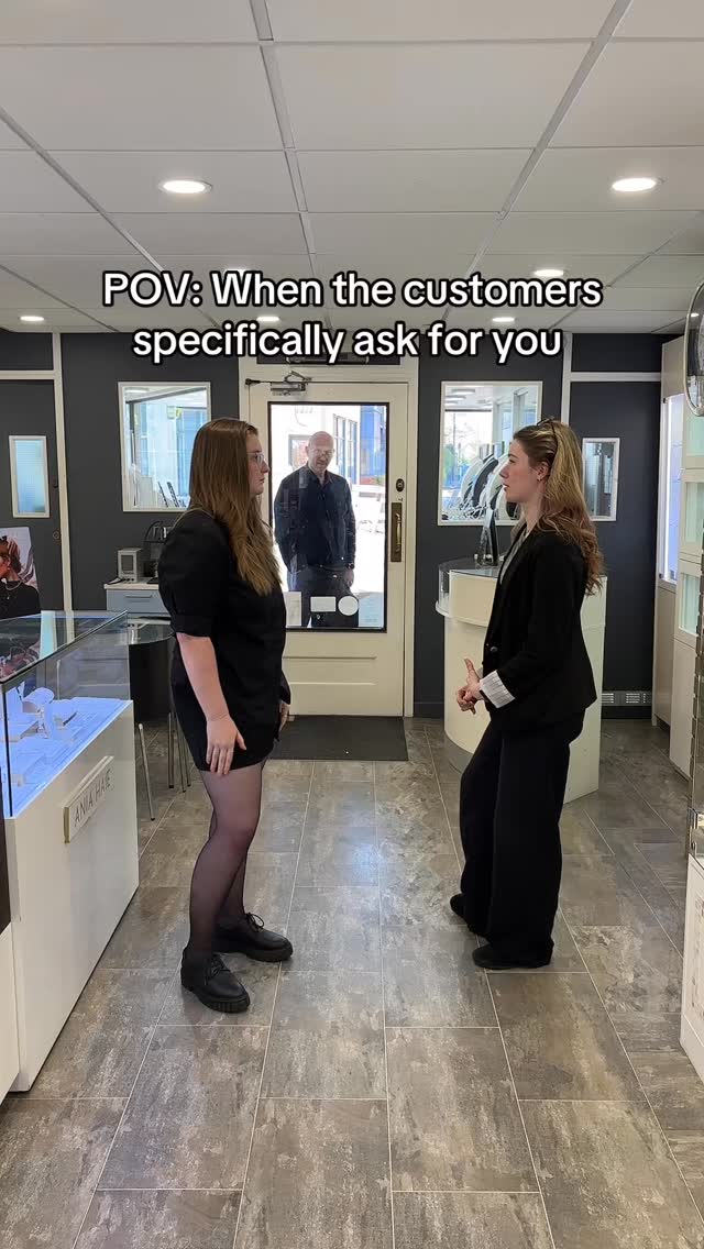 We all know who you really come in to see 😜 #hillsjewellers #visitfelixstowe #jewellery #shoplocal #lovefelixstowe