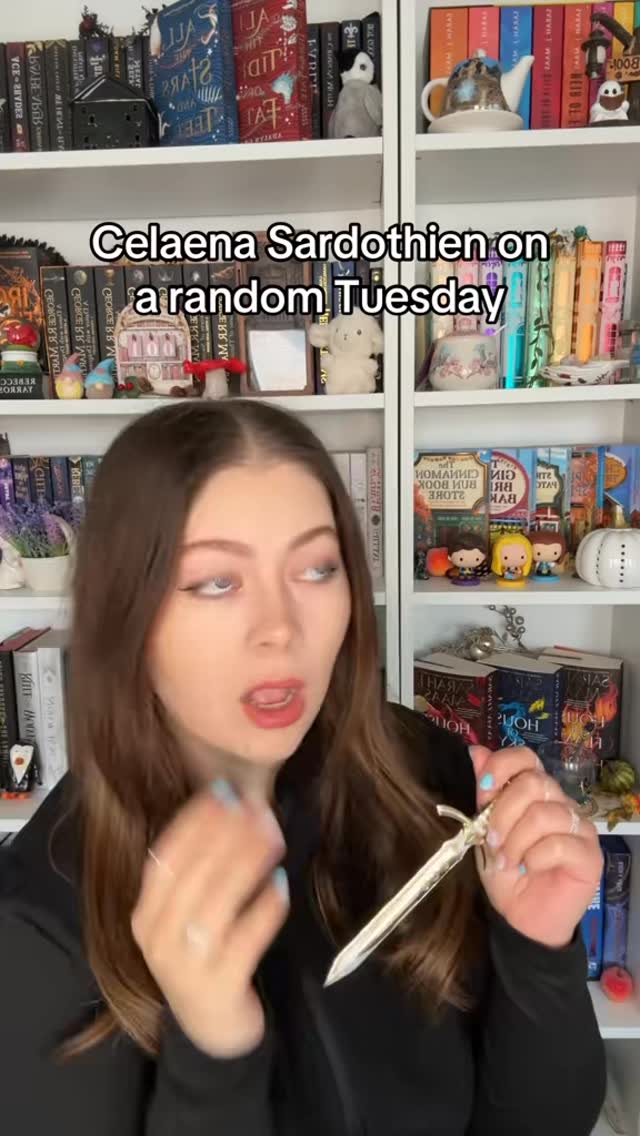 If I lived in a fantasy world she’s who I’d be 😂🖤 Bit for real sis why you always 💀’ing someone
•
•
•
•
#throneofglass #celeanasardothien #sarahjmaasbooks #fantasybookstagram #bookstagram