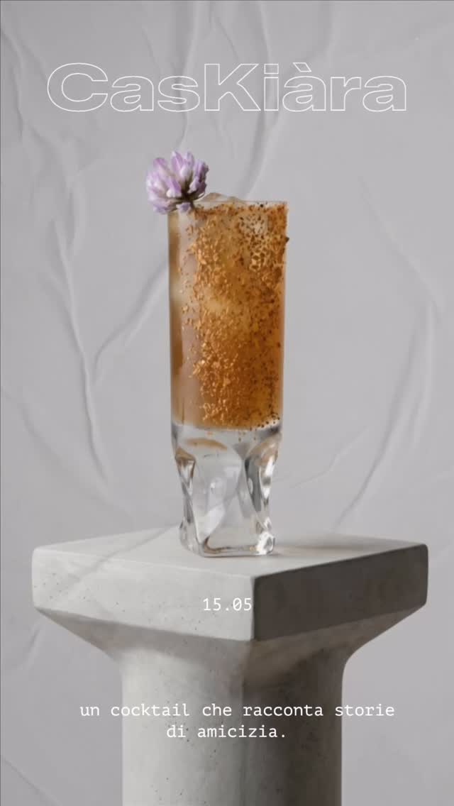 CasKiàra
Un cocktail che racconta storie di amicizia.
@chiara_mascellaro per lo sciroppo di the al bergamotto @odk_orsadrinks e per la sua sincera, dolce, allegra e contagiosa risata !
@nicoloia91, per il nuovissimo liquore alle bucce di fava di cacao Cascara Anime, e che non smetterò mai di elogiare per la sua bravura, eleganza ed umiltà.
@hildaespinoh, direttamente dal Messico, per avermi fatto conoscere l’apprezzatissimo Tajin, di cui molti avventori non possono più fare a meno
Il nostro Aladin per raccogliere per me ogni giorno i fiori del suo giardino prima di venire a lavorare♥️
Grazie ♥️