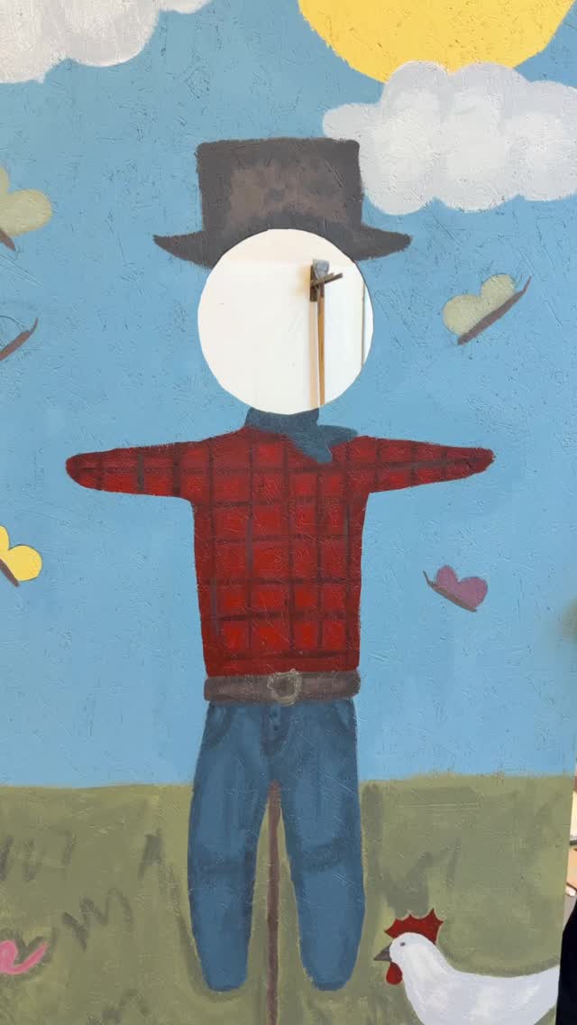 I dag besøkte vi @fbie_olevigvgs og på @olevig_byggfag - de lager nemlig pynt, kunst og kulisser til årets messe🤩 Så gøy å se hva de finner på, og hvor bra det blir! Vi tar av oss hatten, og GLEDER oss til å pynte på frigården i august!🐮#agrisjå2026 #hvaskjeritrøndelag #hvaskjeristjørdal #norsklandbruk #yrkesfag