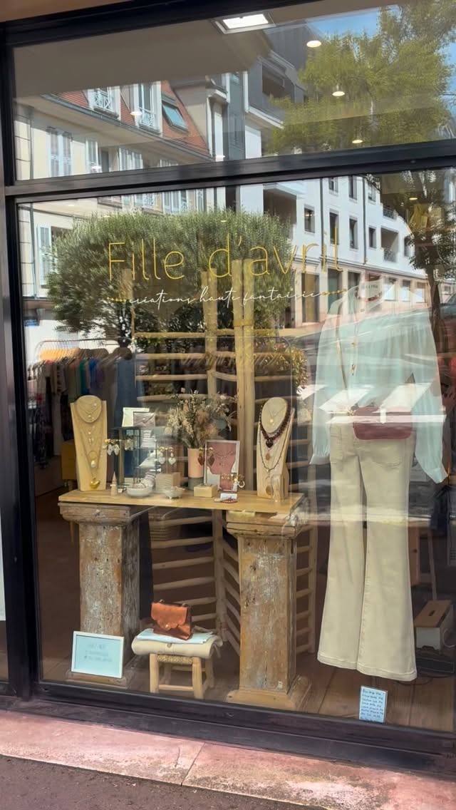 Notre concept-store Fille d’Avril: un écrin de douceur dans lequel se mêle mode, bijoux et lifestyle avec des nouveautés toutes les semaines. Une sélection exclusive de vêtements féminins de créateurs émergents ou de marques établies. Fille d’Avril c’est aussi des bijoux en série limitée, réalisés dans notre atelier où en collaboration avec nos partenaires. Vous trouverez également des accessoires à prix doux et des créations artisanales. Vous pouvez retrouver une grande partie de la collection sur site en ligne www.filledavril.com #filledavrilboutique #mode #bijoux #lifestyle #fashion
