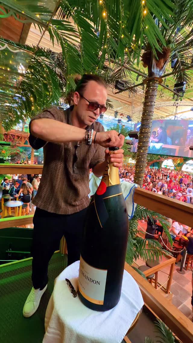 Herrentag im Megapark. 🍾
Die 15-Liter Flasche wurde für diesen Anlass erstmal klargemacht. Wenn ihr auch in diesen Genuss kommen wollt, ist Jonny von der VIP euer Mann. #megapark #ifeelmega #vip #unitedpartypeople