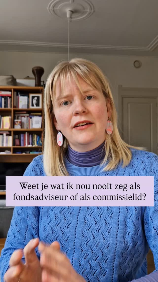 Vanochtend sprak ik een maker die jaren geleden een vernietigend advies kreeg bij een afwijzing. Ze draagt het nog steeds mee. 🥲
Ik ken dat gevoel, ook van de andere kant. Want ik zit zelf in commissies.
En wat ik dan weet: beoordelen is subjectief. Ik werk altijd met mijn beste kennis en ervaring, maar ik heb geen kristallen bol. Ik zal nooit zeggen 'dit is niet realistisch'. Ik zeg hooguit: het lijkt mij niet realistisch. Dat is geen definitief oordeel, dat is mijn inschatting op dat moment.
Een afwijzing is een momentopname. Van deze commissie, met deze informatie, op dit moment.
Geen eindvonnis over jou als maker.
Als dit je ooit heeft geraakt, bewaar deze dan. 💜