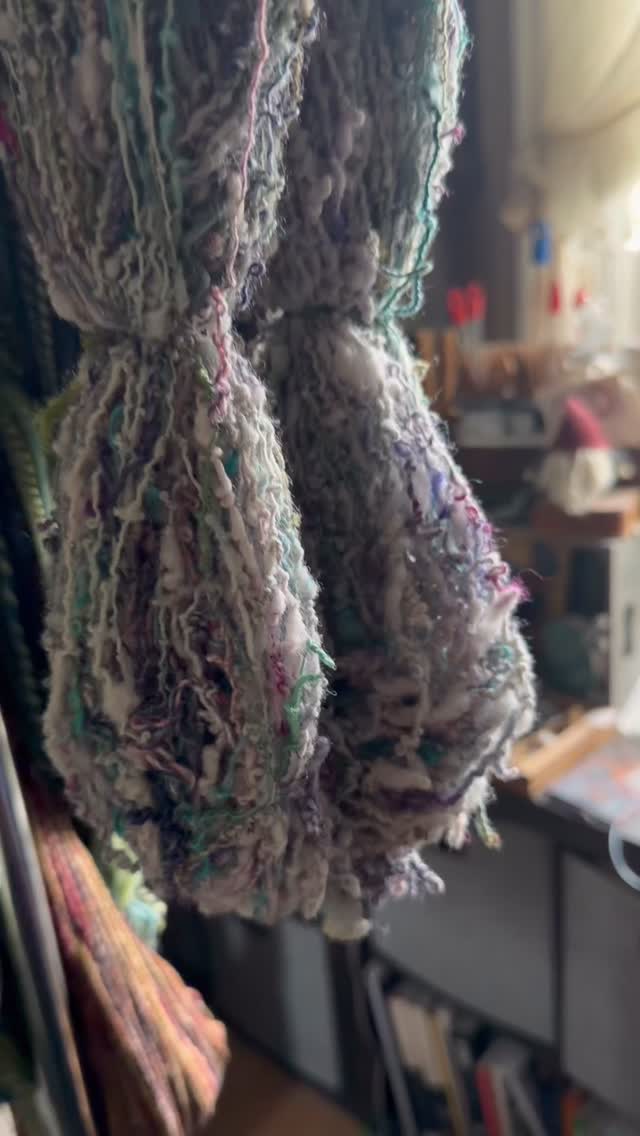 Talking about scarves, highly spun singles, failed fiber attempts…. 🥰
#handspun #weaving #indiedyedyarn #yarn #weave