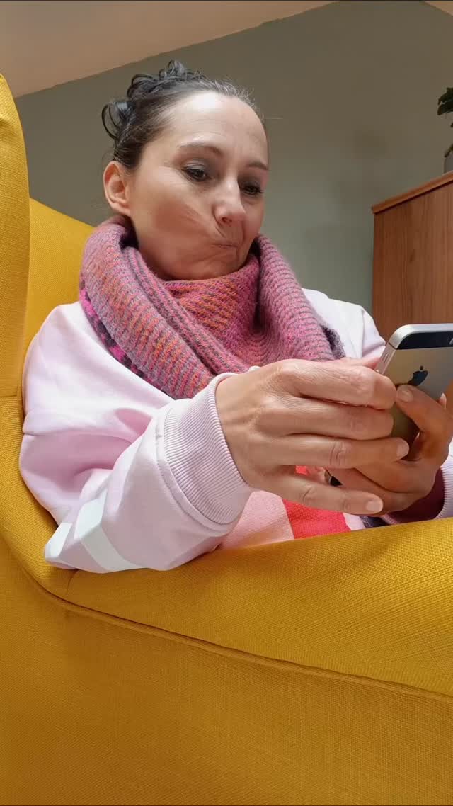 MEIN STIMMWUNSCH
Ich mag es, wenn meine Coachees mit einem eigenen Gedanken in die Stunde kommen.
Nicht, weil sie schon wissen müssen,
was die Lösung ist.
Sondern weil es etwas verändert,
wenn am Anfang der Stunde ein eigener Wunsch im Raum steht.
Ein Song.
Eine Stelle.
Ein Gefühl.
Eine Herausforderung.
Eine Frage.
Ein stimmlicher Wunsch.
Genau dafür teste ich gerade mein Stimmwunsch-GPT mit meinen Coachees.
Damit sie vor der Stunde nochmal kurz sortieren können,
was gerade wichtig ist.
Für sie wird klarer,
woran sie wirklich arbeiten möchten.
Und für mich wird klarer,
wo wir gemeinsam ansetzen können.
Für mehr Selbstwirksamkeit.
Für mehr Eigenverantwortung.
Und für Lernerfolge, die nicht nur in der Stunde passieren,
sondern auch dazwischen weiterwirken.
Ich bin gespannt, wie es sich entwickeln wird.
Und werde sicherlich noch weiter davon berichten.
Habt ein schönes langes Wochenende
und liebe Grüße,
Michaela
Stay inspired...
#vocalcoach #gesangsunterricht #stimmarbeit #systemicvoice #vocalcoaching