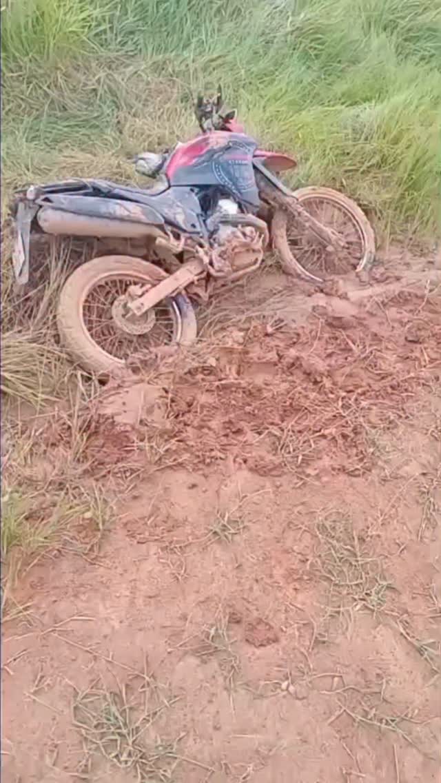 O corpo de um homem ainda não identificado foi encontrado na tarde desta segunda-feira, na altura do quilômetro 10 da estrada Transacreana, na entrada de um ramal, em Rio Branco.
Segundo relatos de moradores que localizaram a vítima, uma motocicleta também foi encontrada no local, enquanto o corpo estava estirado às margens do ramal, a cerca de 30 metros do ponto onde a moto estava, o que pode indicar que o motociclista tenha perdido o controle e sofrido um grave acidente.
O caso será apurado pelas autoridades.
📌 matéria completa no site www.acrealerta.com.br�
#AcreAlerta #RioBranco #Transacreana #Ramal #Acidente Motociclista CorpoEncontrado Ocorrencia Policia Noticia Acre PlantaoPolicial Transito Urgente Brasil